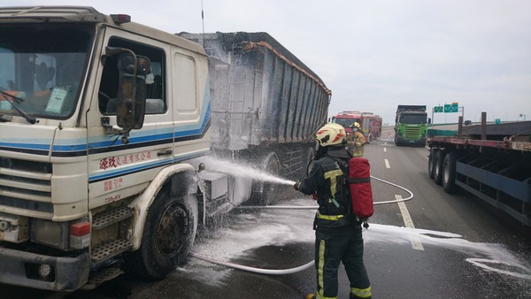 ▲西濱彰化南下大貨車冒煙。（圖／記者唐詠絮翻攝）