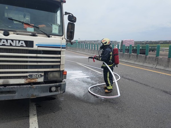 ▲西濱彰化南下大貨車冒煙。（圖／記者唐詠絮翻攝）