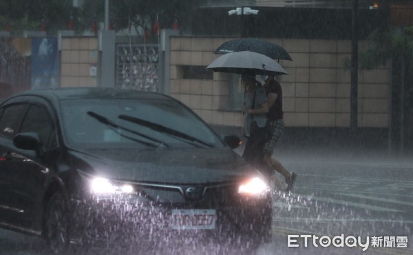 ▲▼天氣 台北市正午暴雨 天暗如黑夜。（圖／記者屠惠剛攝）