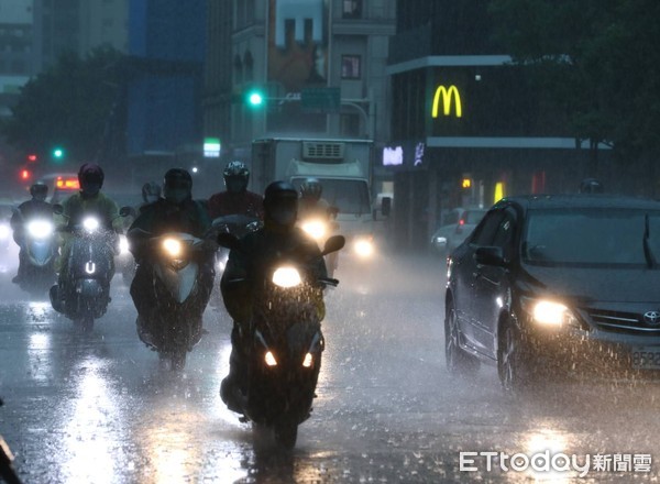 ▲▼天氣,北市午後大雷雨。（圖／記者屠惠剛攝）