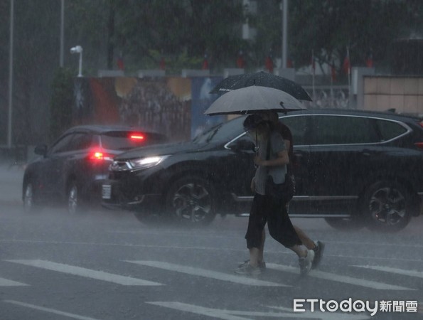 ▲▼天氣,北市午後大雷雨。（圖／記者屠惠剛攝）