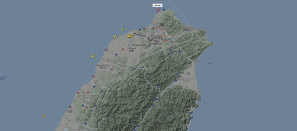 ▲日本捐贈台灣124萬劑疫苗抵台灣上空瞬間。（圖／翻攝flightradar24）