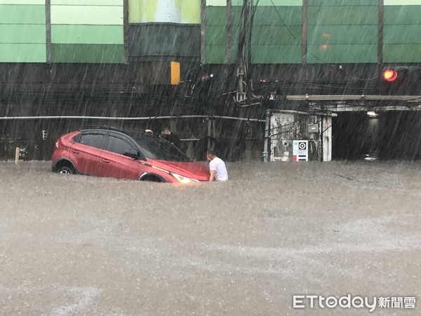 ▲新北市汐止區吉林路午後因大雷雨出現淹水災情。（圖／記者張凱喨攝）