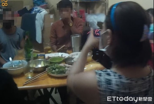 ▲台南市警新營分局在新營區1家餐飲店內，查獲6人在店內飲酒作樂，全部稽查函送衛生局裁罰。（圖／記者林悅翻攝，下同）