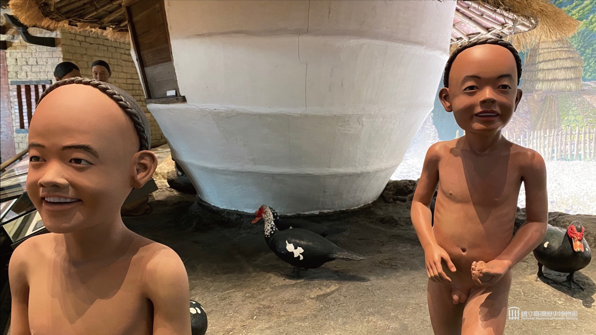 ▲▼視訊背景圖，兩隻裸身小童，立體傳送家庭主婦主夫的崩潰實況！（圖／臺灣歷史博物館）