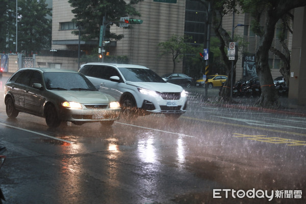 ▲▼午後雷陣雨。（圖／記者黃克翔攝）