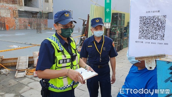 ▲台南市警四分局加強安平市場防疫稽核，並出動無人機廣播及監控市場人流與配戴口罩情形。（圖／記者林悅翻攝，下同） 