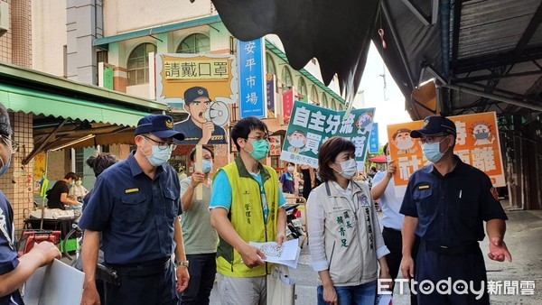 ▲台南市警四分局加強安平市場防疫稽核，並出動無人機廣播及監控市場人流與配戴口罩情形。（圖／記者林悅翻攝，下同） 