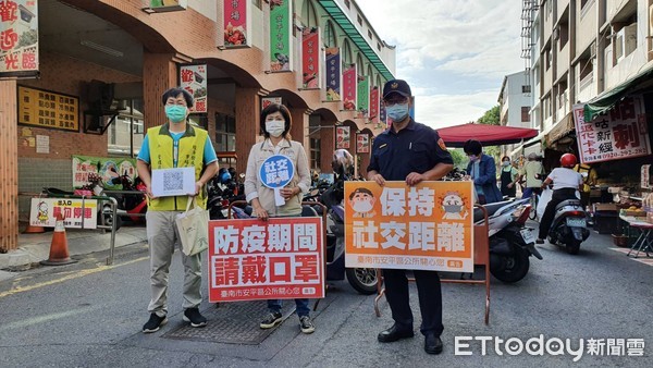 ▲台南市警四分局加強安平市場防疫稽核，並出動無人機廣播及監控市場人流與配戴口罩情形。（圖／記者林悅翻攝，下同） 