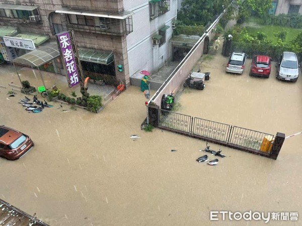 ▲▼ 台北市富陽街淹水，淹水            。（圖／居民提供）