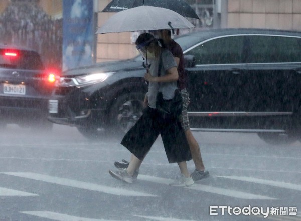 ▲▼天氣 大雨 台北市正午暴雨 天暗如黑夜。（圖／記者屠惠剛攝）