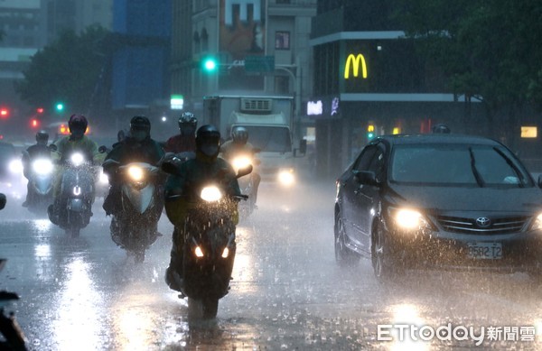 ▲▼天氣 大雨 台北市正午暴雨 天暗如黑夜。（圖／記者屠惠剛攝）