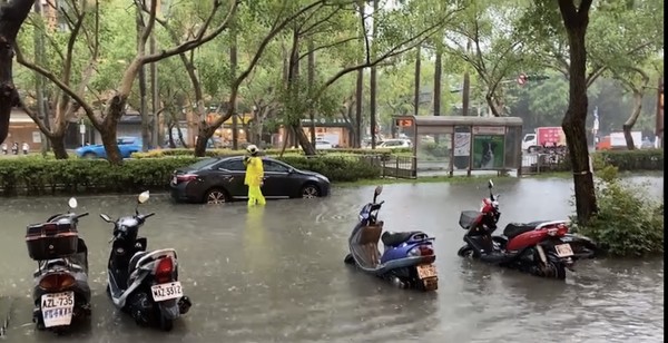 ▲▼仁愛路四段淹水。（圖／讀者提供）