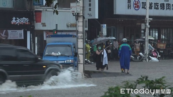 ▲中央氣象局發佈大雷雨特報，台北市政府捷運站前出現淹水災情。（圖／記者劉亮亨攝）