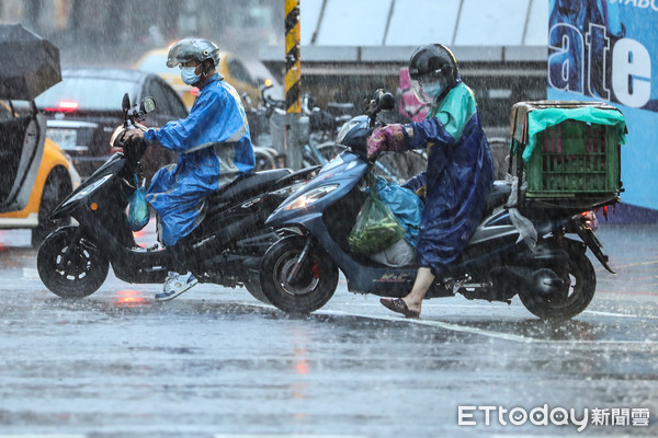 ▲台北市區午後大雷雨。（圖／記者林敬旻攝）