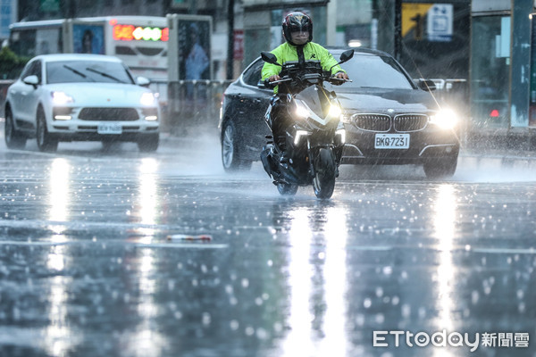 ▲台北市區午後大雷雨。（圖／記者林敬旻攝）