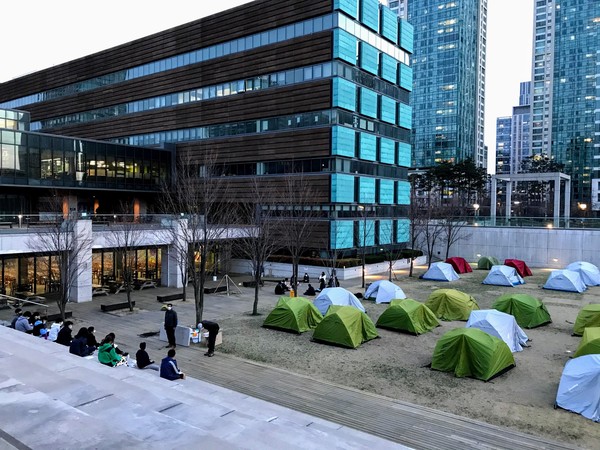 ▲▼全智賢夫妻罕見現身放閃！搭勞斯萊斯霸氣登場　陪兒子上幼稚園。（圖／翻攝自全智賢IG、查德威克國際學校官方臉書）