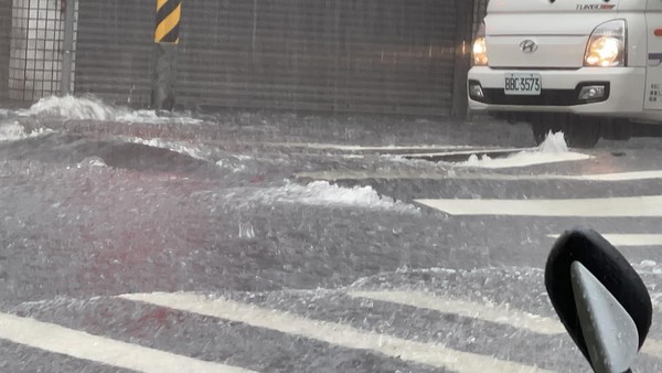 ▲雨炸鶯歌建國路「地面爆開」。（圖／翻攝自臉書／我是鶯歌人）