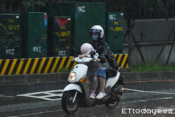 ▲▼下雨,雨天,天氣,積水,豪大雨特報,雷陣雨,梅雨,降雨,氣象,行車安全,雨天行車,交通安全,機車,通勤,交通,豪雨特報,颱風外圍環流,西南氣流,鋒面,口罩,天氣配圖。（圖／記者李毓康攝）