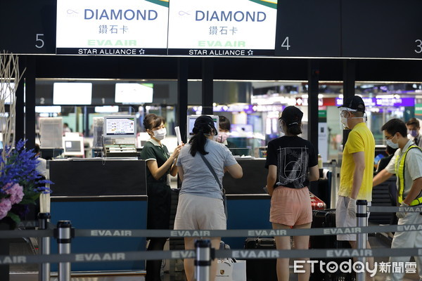 ▲▼桃園機場二航廈長榮航空櫃檯，旅客辦理登機情形。（圖／記者湯興漢攝）