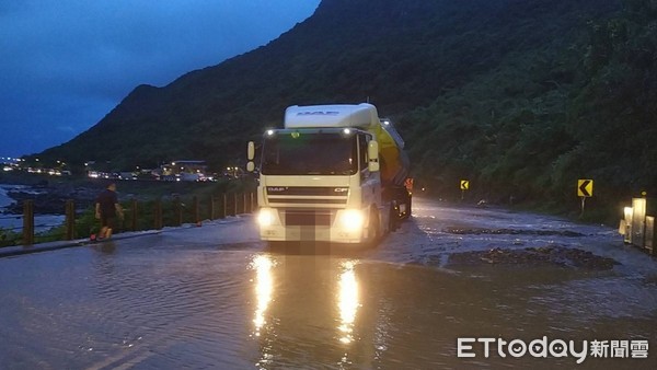 ▲豪雨狂襲！貢寮台二線淹滿黃泥水 聯結曳引車強行通過拋錨。（圖／記者郭世賢翻攝）