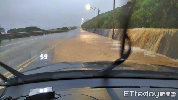 ▲豪雨狂襲！貢寮台二線淹滿黃泥水 聯結曳引車強行通過拋錨。（圖／記者郭世賢翻攝）