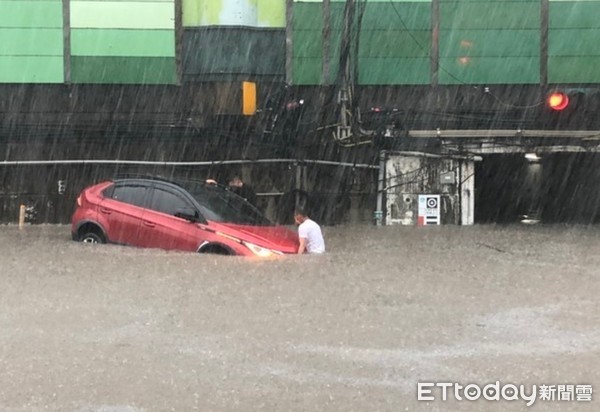 ▲新北市汐止區吉林路午後因大雷雨出現淹水災情。（圖／記者張凱喨攝）