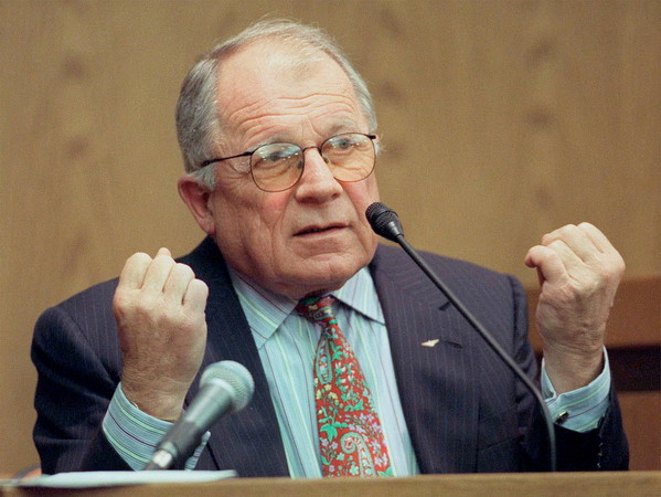 ▲▼辛普森殺妻案律師貝里（F. Lee Bailey）87歲過世。（圖／路透）