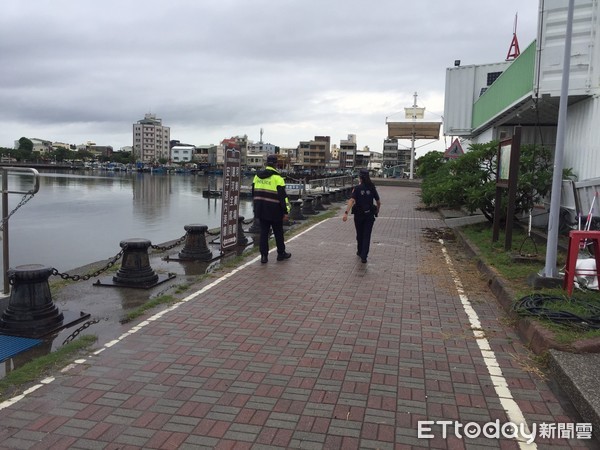 ▲台南安平港碼頭地區發現釣客釣魚，甚至夜間呼朋引伴到港邊或船隻上垂釣，而造成損壞設備等情事，市警四分局除依法開罰送辦外，將列防疫稽查嚴防破口產生。（圖／記者林悅翻攝，下同）