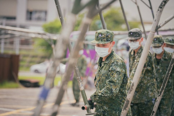 ▲▼國軍官兵協助新竹市政府於新竹科學園區搭建篩檢站帳篷。（圖／新竹市政府提供）