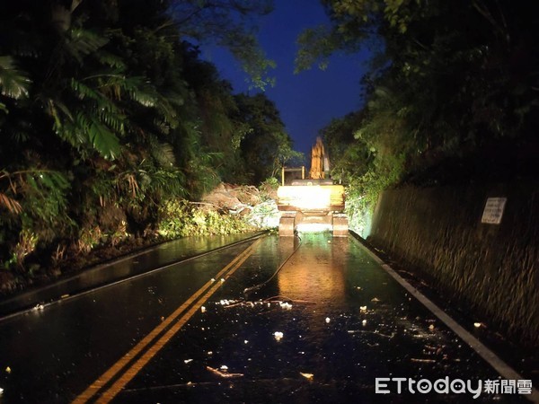 ▲台三線中埔大埔端土石坍方，路燈倒塌佔據路面，雙線暫停開放通車。（圖／中埔分局提供）