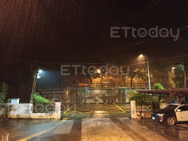 ▲高雄山區狂下雨，集雨器破百！泥流落石不斷有道路暫時禁通行             。（圖／民眾提供）