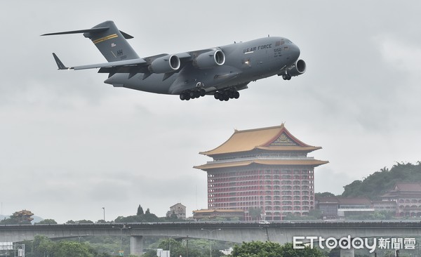 ▲ 三位美國參議員搭乘美軍C-17運輸機訪問台灣    。（圖／記者李毓康攝）