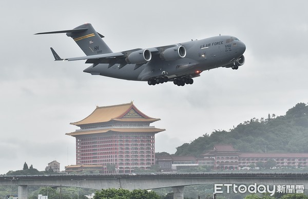 ▲ 三位美國參議員搭乘美軍C-17運輸機訪問台灣,波音C-17全球霸王III戰略戰術運輸機,短場起降,美國空軍    。（圖／記者李毓康攝）