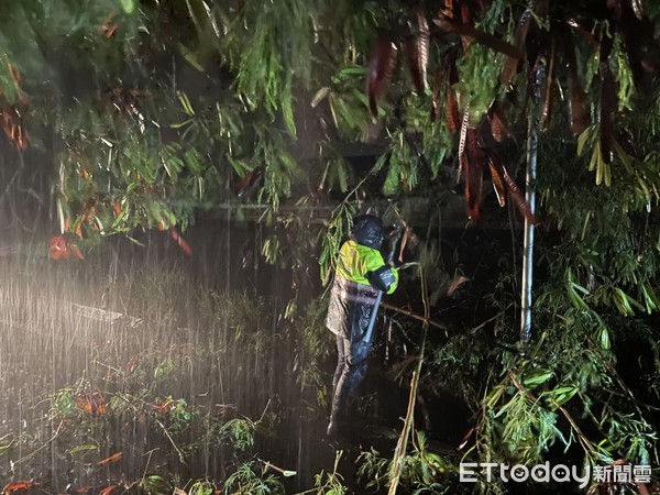 ▲竹山警方深夜冒雨排除障礙，維護用路安全。（圖／記者高堂堯翻攝）