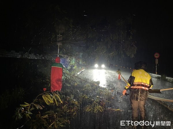 ▲竹山警方深夜冒雨排除障礙，維護用路安全。（圖／記者高堂堯翻攝）