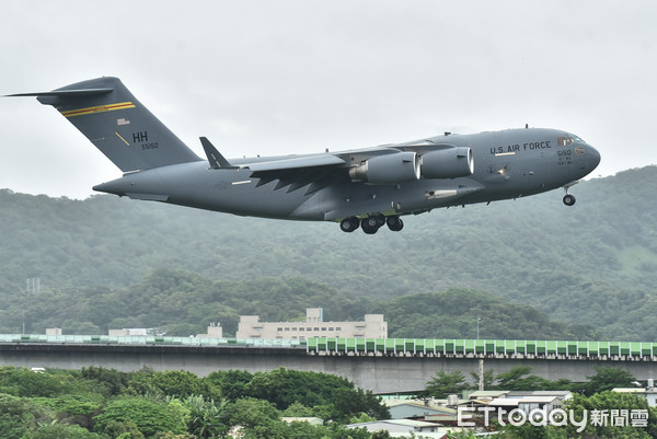 ▲▼三位美國聯邦參議員搭乘美軍C-17運輸機訪問台灣 。（圖／記者李毓康攝）