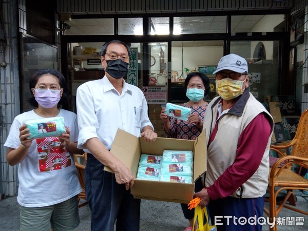 ▲東港安泰醫院榮譽院長蘇清泉贈送來義鄉2000個防疫口罩          。（圖／記者陳崑福翻攝，以下同）