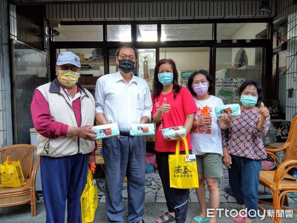 ▲東港安泰醫院榮譽院長蘇清泉贈送來義鄉2000個防疫口罩          。（圖／記者陳崑福翻攝，以下同）