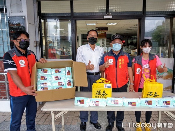 ▲東港安泰醫院榮譽院長蘇清泉贈送來義鄉2000個防疫口罩          。（圖／記者陳崑福翻攝，以下同）