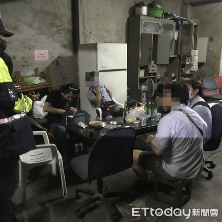 ▲台南市警歸仁分局查獲8名泰籍移工涉嫌聚賭博喝酒群聚，依法嚴辦，並送請衛生局裁罰。（圖／記者林悅翻攝，下同）