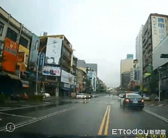 ▲嫌犯駕車在市區道連闖紅燈一路狂奔。（圖／記者楊熾興翻攝）