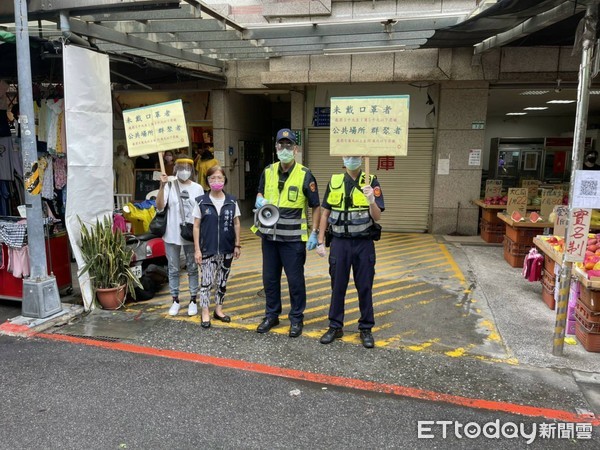 ▲北投警方利用市長柯文哲防疫錄音宣導民眾縮短購物時間避免群聚。（圖／記者張君豪翻攝）