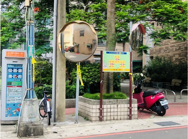 ▲桃園街道繫上黃絲帶，傳送市民需要疫苗。（圖／國民黨桃園市黨部提供）