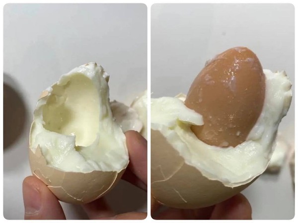 ▲女網友吃到罕見的蛋中蛋，笑喊「一屍兩命」。（圖／翻攝爆料公社）
