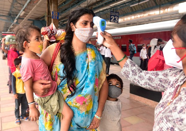 ▲▼ 印度疫情／疫情下的印度孟買達德拉火車站（Dadar Railway Station），乘客量體溫。（圖／達志影像）