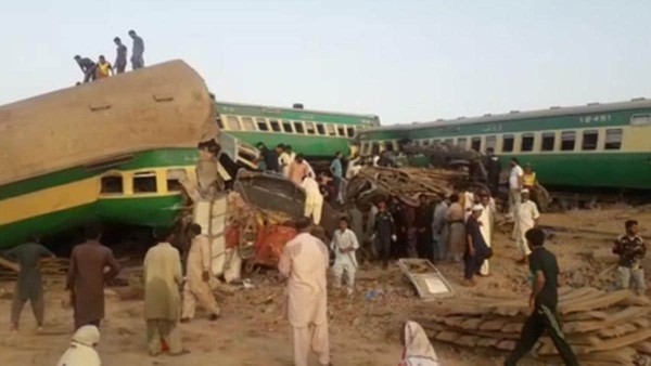 ▲▼巴基斯坦7日發生火車出軌相撞意外，至少25人身亡。（圖／翻攝推特「@JK247News」）