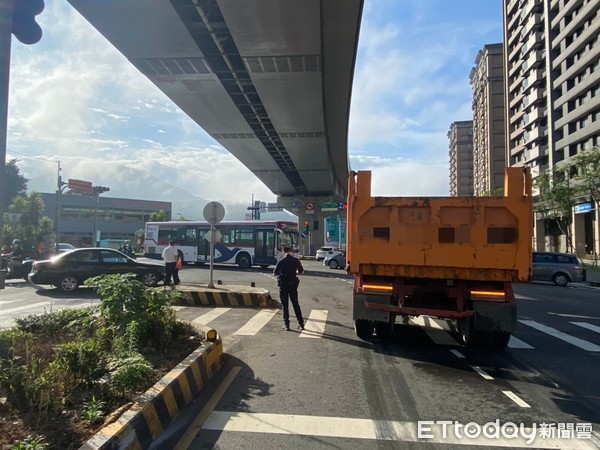 ▲▼小客車遭砂石車2次追撞彈飛至對向車道             。（圖／記者陳以昇翻攝）