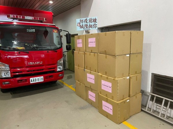 ▲▼台北霞海城隍廟捐贈台北市消防局1100件「C級防護衣」。（圖／Facebook／台北霞海城隍廟）