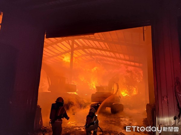 ▲▼      台南木材廠火警       。（圖／記者林悅翻攝）